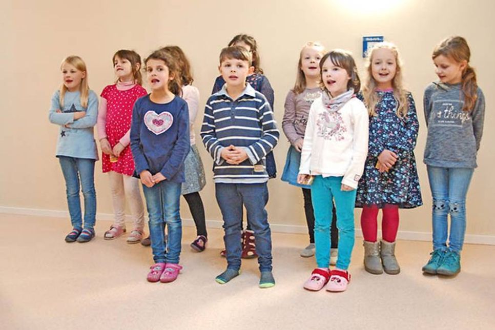 Flotte Töne lieferten Kinder der Offenen Ganztagsschule Schönkirchen zur Einweihungsfeier für den Neubau.