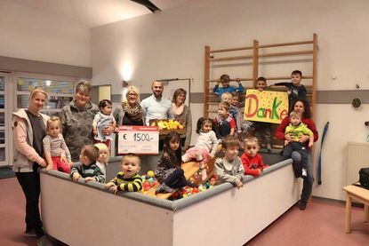 Kindergartenleiterin Antje Janik, Ikram Ciftci von nahkauf und 2. stellvertretende Bürgermeisterin Wybke Schmidt (Mi. v. lks.) bei der Spendenübergabe.