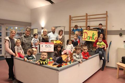 Kindergartenleiterin Antje Janik, Ikram Ciftci von nahkauf und 2. stellvertretende Bürgermeisterin Wybke Schmidt (Mi. v. lks.) bei der Spendenübergabe.
