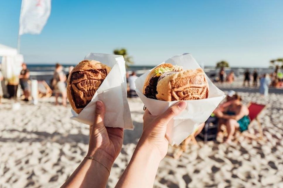 Jede Menge Leckereien überraschen beim Street Food Market auf der Wiese Uferstraße.