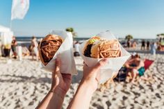 Jede Menge Leckereien überraschen beim Street Food Market auf der Wiese Uferstraße.