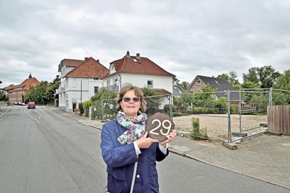Cornelia Wisser steht vor dem Baugrundstück in der Rodomstorstraße 29, an dem einmal ihr Elternhaus gestanden hat.       Fotos: Schneider