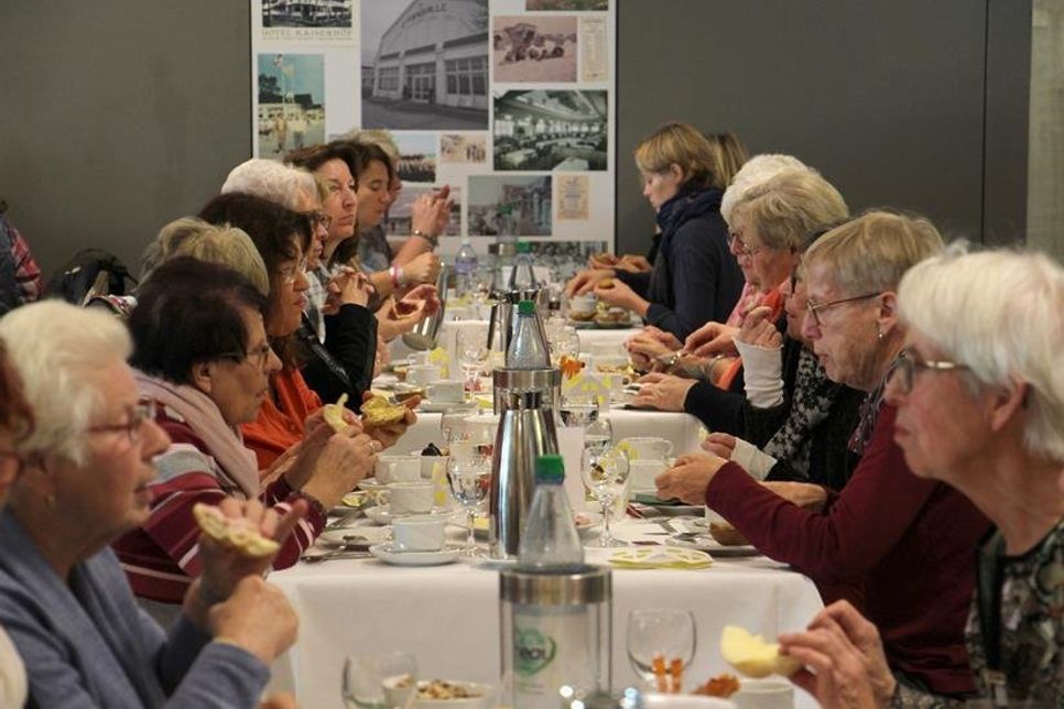 Das Frühstückstreffen für Frauen bietet die Möglichkeit, gemeinsam zu genießen und ins Gespräch zu kommen.