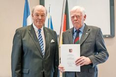 Innnenminister Hans-Joachim Grote (lks.) bei der Verleihung mit Wolfgang Roden-Albrecht. Foto: Frank Peter.