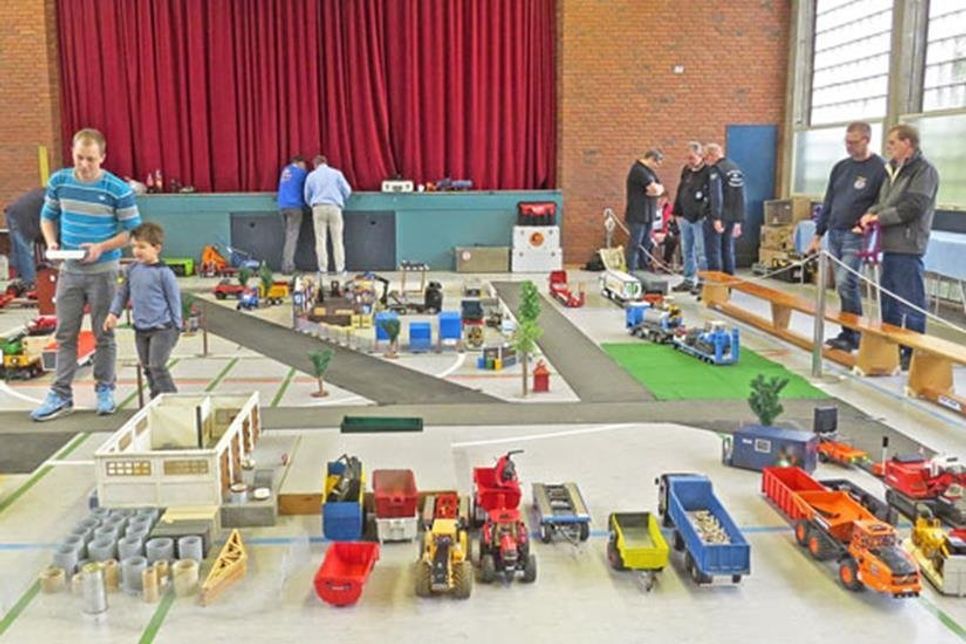 Die Turnhalle der Grund- und Hauptschule am Kleinen See wurde zum Schau-Platz für die verschiedensten Mini-Fahrzeuge.