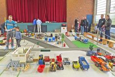 Die Turnhalle der Grund- und Hauptschule am Kleinen See wurde zum Schau-Platz für die verschiedensten Mini-Fahrzeuge.