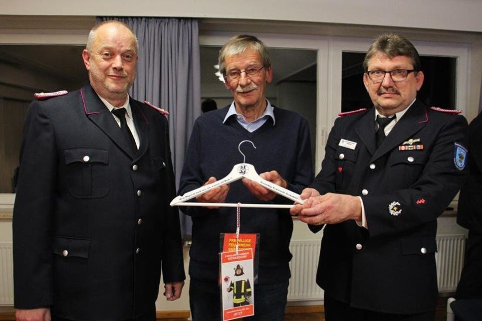 Ortswehrführer Stephan Willert, Bürgermeister Bernhard Markmann und der stellvertretende Ortswehrführer Stefan Lettow (v. lks.) wollen im Januar mit der „Kleiderbügel-Aktion“ um neue Mitglieder für die Feuerwehr werben.
