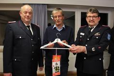 Ortswehrführer Stephan Willert, Bürgermeister Bernhard Markmann und der stellvertretende Ortswehrführer Stefan Lettow (v. lks.) wollen im Januar mit der „Kleiderbügel-Aktion“ um neue Mitglieder für die Feuerwehr werben.