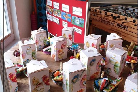 Über 40 Boxen und Osternester wurden durch das Fenster verteilt.