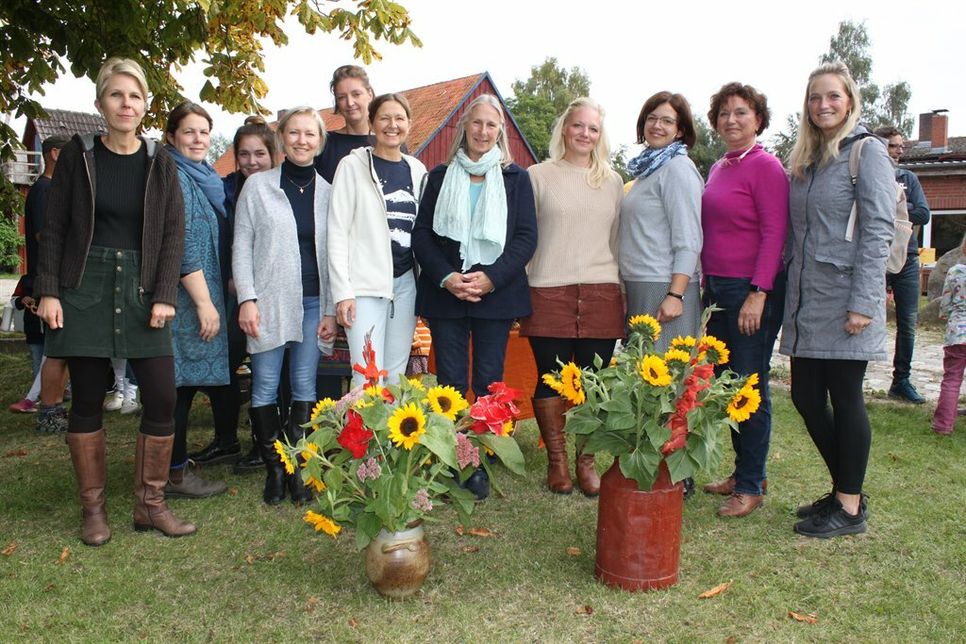 Das Team des Waldorfkindergartens beim Herbstfest.