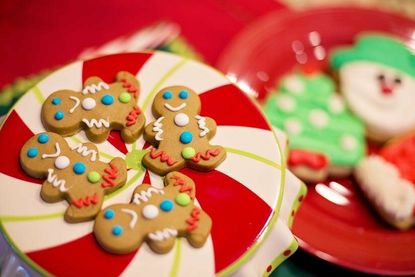 Die Lebkuchenfiguren können nach Belieben dekoriert werden.