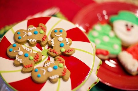 Die Lebkuchenfiguren können nach Belieben dekoriert werden.