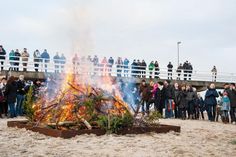 Am 6. Januar findet wieder das beliebte Tannenbaumverbrennen direkt an der Wasserkante in Timmendorfer Strand statt. (Foto: TSNT GmbH/Archiv)