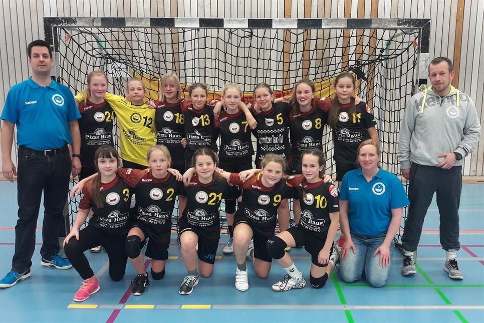 Zur erfolgreichen Mannschaft gehören: oben von links: Trainer Sven Schulz-Westensee, Lina Mennerich, Zoe Gnuschke, Sophie Liestmann, Frida Bossmann, Frida Salokat, Leonie Puck, Lara Schieferstein, Emma Westensee, Betreuer Olli Wenzel. Unten von links: Katharina Tock, Hanna Liestmann, Jenna Westen, Anina Heinz, Kaja Wenzel, Betreuerin Sibylle Salokat.