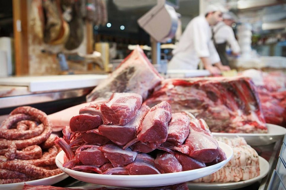 Bei dem Kauf von rohem Fleisch muss besonders auf den Geruch, die Farbe und die Oberflächenbeschaffung geachtet werden.