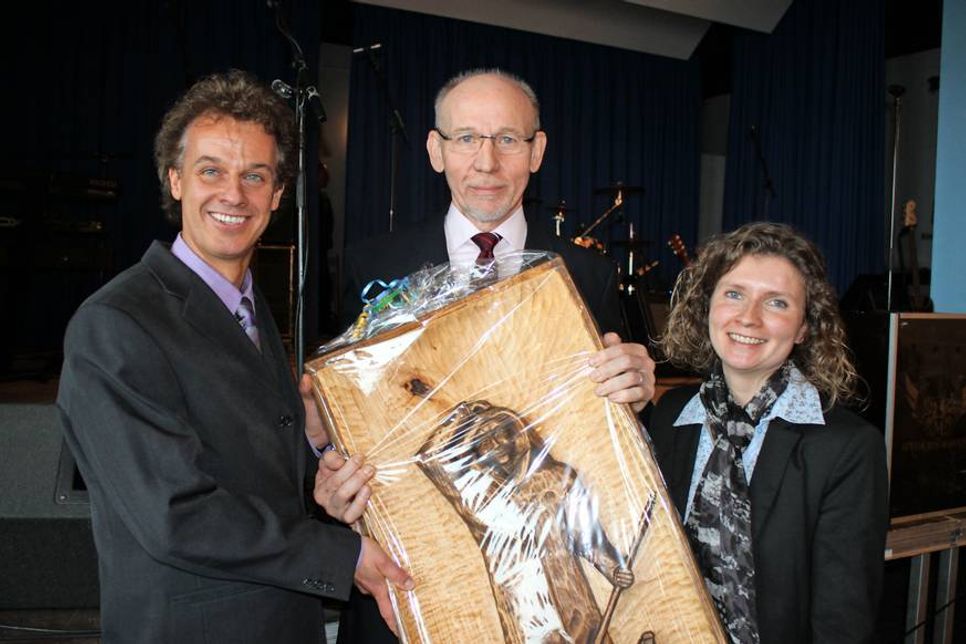 Mit dem geschnitzten Fischer erhielt Martin Riedel (Mi.) zum Abschied ein ganz besonderes Geschenk. Alles Gute wünschten seine Nachfolgerin in der Tourismusleitung Eva Krüger und Bürgermeister Carsten Nebel.