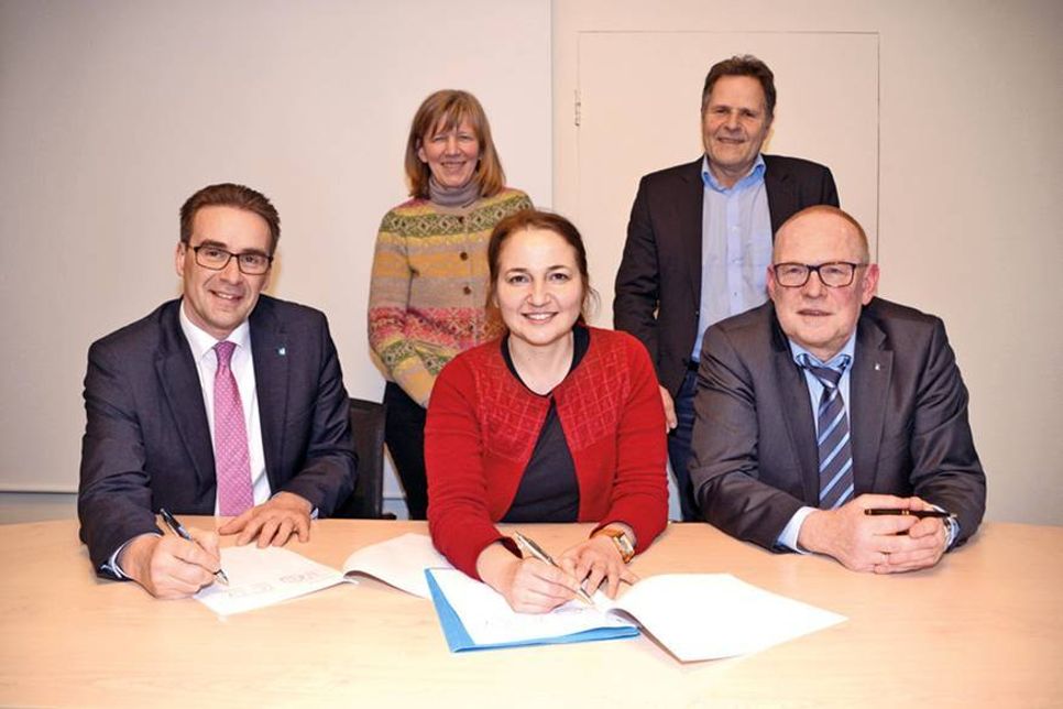Henrik Meyer (Geschäftsführer Perspektive Bildung, v. l.), Bürgermeisterin Hatice Kara und Reinhard Arens (ebenfalls Geschäftsführer Perspektive Bildung) bei der Unterzeichnung des Vertrages für die erweiterte Schulbetreuung, unter den Augen von Gudrun Banaski (Fachdienst Bildung) und GGS-Schulleiter Hans-Georg Rath. (Foto: René Kleinschmidt)