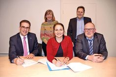 Henrik Meyer (Geschäftsführer Perspektive Bildung, v. l.), Bürgermeisterin Hatice Kara und Reinhard Arens (ebenfalls Geschäftsführer Perspektive Bildung) bei der Unterzeichnung des Vertrages für die erweiterte Schulbetreuung, unter den Augen von Gudrun Banaski (Fachdienst Bildung) und GGS-Schulleiter Hans-Georg Rath. (Foto: René Kleinschmidt)