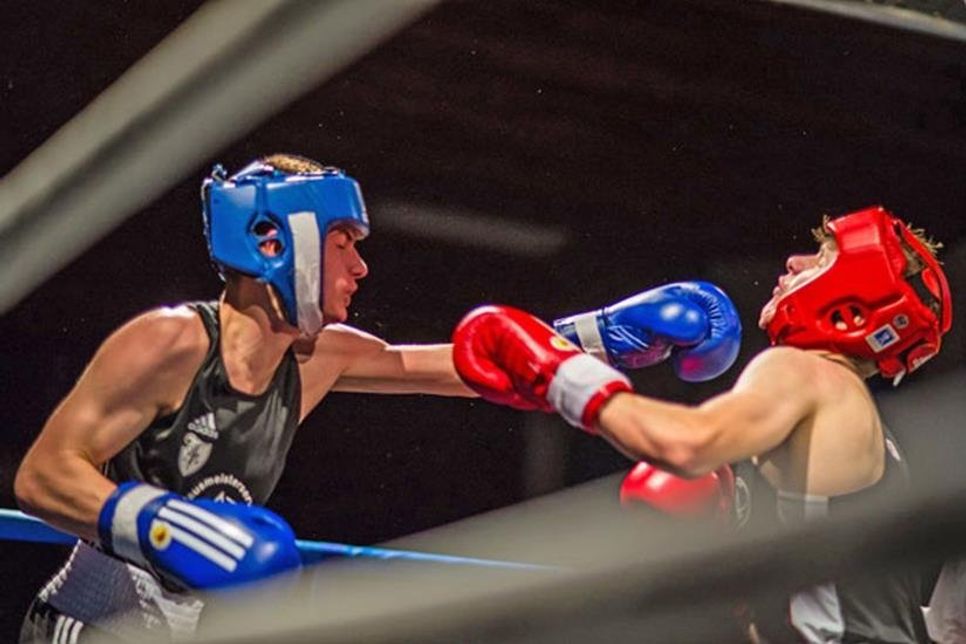 Bennet Fabian Wulf (links) vom Boxclub Preetz siegreich über Finn Borow (TSV Kappeln).
