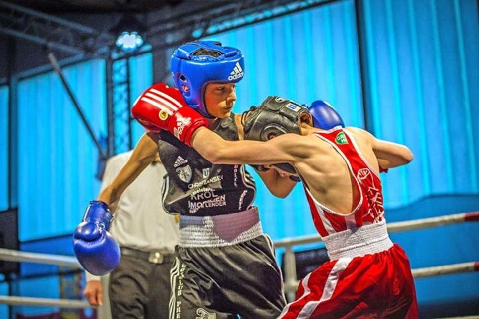 ?Jeriche Sarkisjan (links) vom Boxclub Preetz siegreich nach Punkten über Til Lyse (VTV Assel)