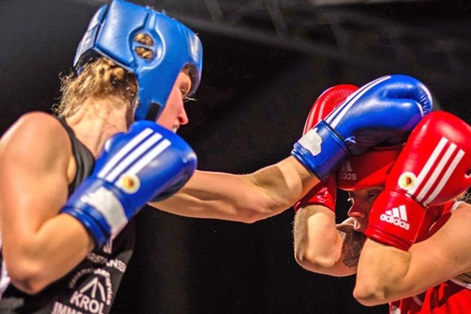 Ea Gutzeit (links) vom Boxclub Preetz unterlag nach Punkten Ira Ibrahimi (Todtglüsinger SV).