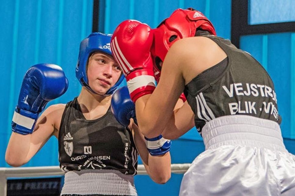 Magdalena Krol (links) vom Boxclub Preetz siegreich nach Punkten über Anna M. Stagaard (BK Rollo).