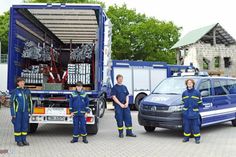 Miriam Ahrens - stv. Ortsbeauftragte, Jonah Einig - Jugendhelfer, Marco Gumgowski - Schirrmeister, Felix Jindra - Helferanwärter in der Grundausbildung mit den neuen Fahrzeugen.