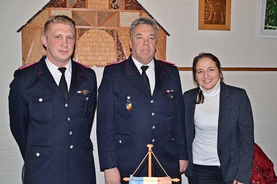 Hendrik Wenske (links), stv. Wehrführer, und Bürgermeisterin Hatice Kara mit dem wiedergewählten Wehrführer Frank Miersen. (Foto: René Kleinschmidt)