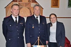Hendrik Wenske (links), stv. Wehrführer, und Bürgermeisterin Hatice Kara mit dem wiedergewählten Wehrführer Frank Miersen. (Foto: René Kleinschmidt)