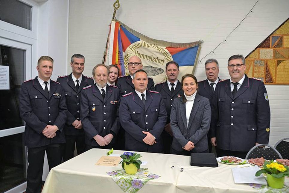 Die Geehrten und Beförderten mit Gemeindewehrführer Thomas Scharbau (rechts) und Bürgermeisterin Hatice Kara. (Foto: René Kleinschmidt)