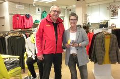Der technische Leiter der DLRG Neustadt, Jochen Block, nimmt aus den Händen von eska-Mitarbeiterin Kirsten Köhn eine gut gefüllte Spendenbüchse in Empfang.