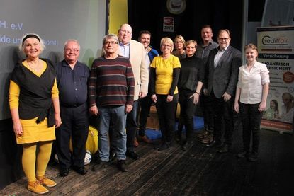 Die Vorstandsmitglieder Heidrun Seidel, Ulf Kuzla, Walter Konietzko, Jörg Henkel, Rainer Gosch, Anett Virsnitis, Annika Schmüth, Julia Hamer und Jonas Klemens mit Bürgermeister Mirko Spieckermann und Daniela Keusch vom Sponsor Creditfair (v. lks.).