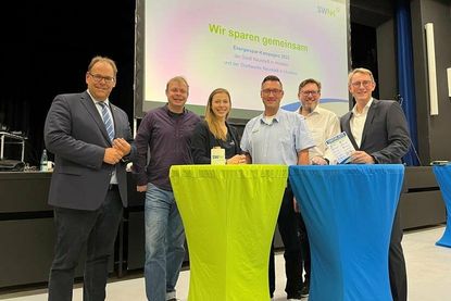 Bürgermeister Mirko Spieckermann, Klimaschutz-Manager Niclas Bünning, Nachhaltigkeits-Managerin Lina Koop, Leiter Kundenservice SWNH Alexander Wengelewski, Vertriebsleiter SWNH Dirk Heckmann und Werkleiter SWNH Dr. Mark Jahn (v. lks.).