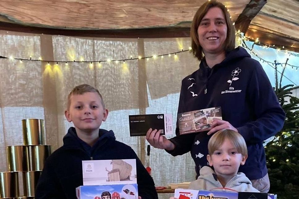 Mika und Jannik Schürmann freuten sich über Steckbausätze beim Dosenwerfen, die von Stefanie Badt von der Kita „Am Binnenwasser“ überreicht wurden.