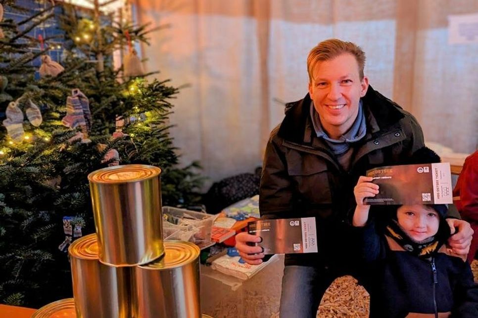 Christian Grantz mit Sohn Fynn gewann zwei Heimspielkarten von der HSG Ostsee N/G.