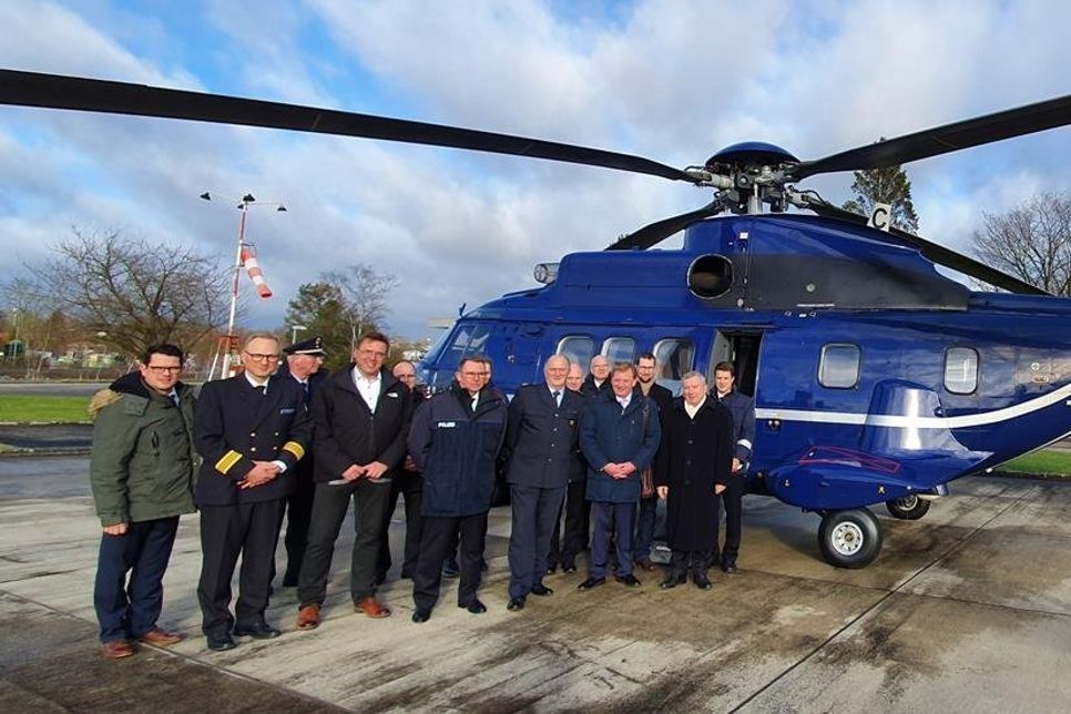Der Maritime Koordinator der Bundesregierung, Norbert Brackmann, und der CDU-Haushälter, Ingo Gädechens, zu Besuch bei der Bundespolizei See in Neustadt (vorne v. re.).