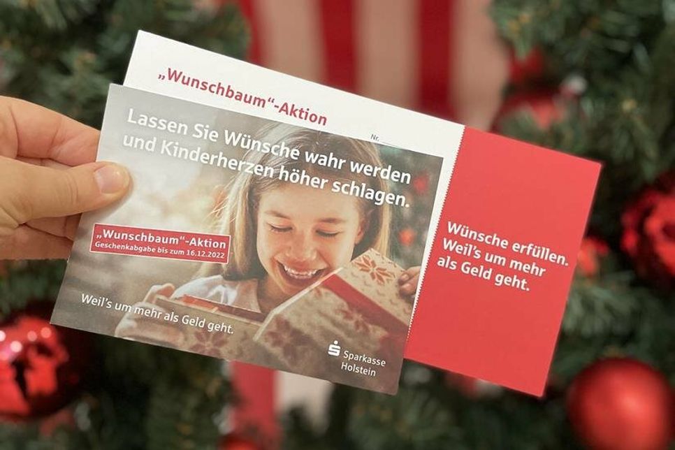Die Sparkasse Holstein führt vom 28. November bis zum 16. Dezember in ihren Filialen eine Wunschbaumaktion durch und hilft so zu Weihnachten, bedürftige Kinder glücklich zu machen.