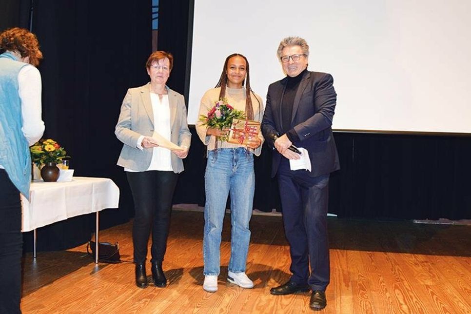 Im Rahmen des Neujahrsempfangs wurde die U19 Fußballnationalspielerin Lisa Baum vom HSV von Bürgermeister Andreas Zimmermann und Bürgervorsteherin Karin Beythin ausgezeichnet.