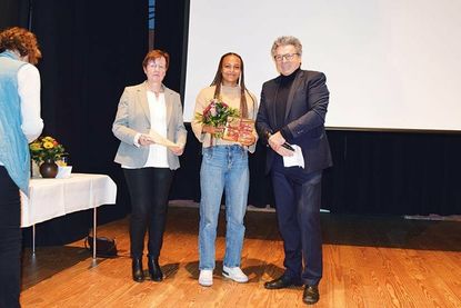 Im Rahmen des Neujahrsempfangs wurde die U19 Fußballnationalspielerin Lisa Baum vom HSV von Bürgermeister Andreas Zimmermann und Bürgervorsteherin Karin Beythin ausgezeichnet.