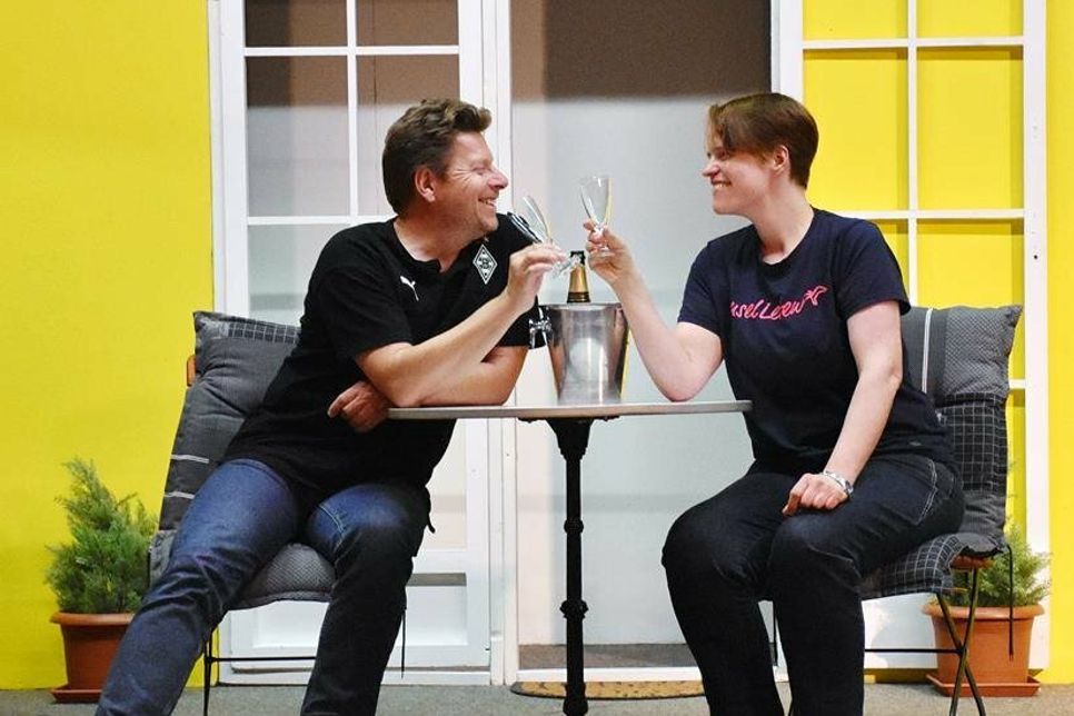 Silke Bock und Waldemar Peters in „Sommer, Sünn un Schlüpperstrip“.