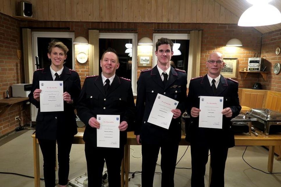 Beförderungen: Katrin Tamm, Sebastian Hoffmann, Sebastian Reichert, Martin Müller (v. lks.).