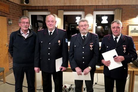 Von Bürgermeister Bernhard Markmann erhielten Stephan Willert, Willi Kröger und Hans-Joachim Fink das Brandschutz-Ehrenzeichen am Bande in Gold (v. lks.).