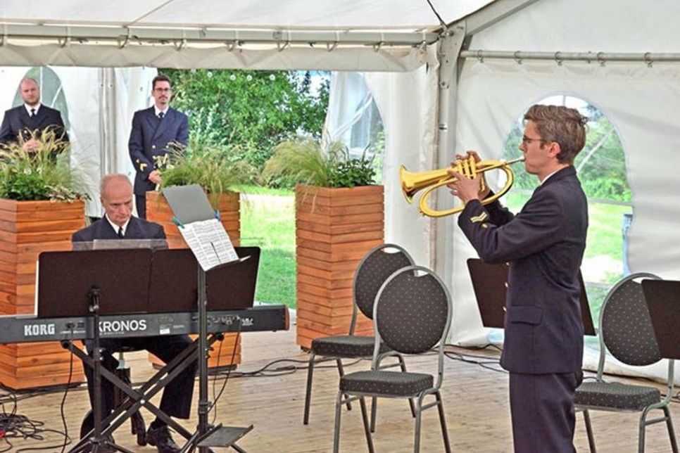 ...für das auch der musikalische Leiter Fregattenkapitän Friedrich Szepanksy (l.) mitunter in die Tasten griff.