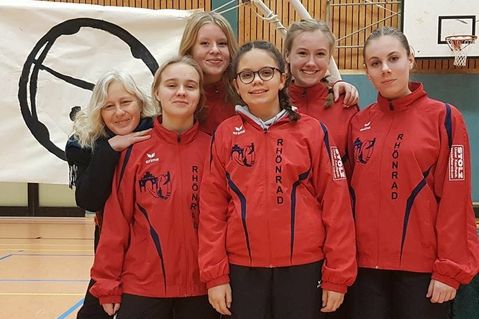 Lya Wiese, Lena Pingel (hinten v. lks.); vorne: Andra Franz, Torva Franz, Anna Haselbach und Anouk Laufer (vorne v. lks.).