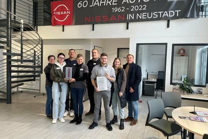 Das Team von Auto Hagen mit Geschäftsführer Markus Hagen (re.) und Lukas Hagen (3. v. re.).