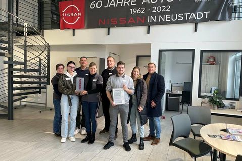 Das Team von Auto Hagen mit Geschäftsführer Markus Hagen (re.) und Lukas Hagen (3. v. re.).