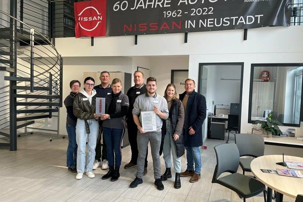 Das Team von Auto Hagen mit Geschäftsführer Markus Hagen (re.) und Lukas Hagen (3. v. re.).