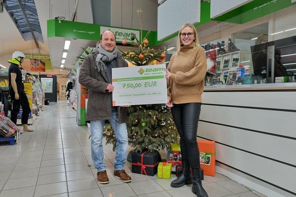 1. Vorsitzender Horst Kreft nahm den Scheck im team Baucenter von Svea Kruse entgegen.