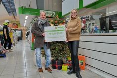 1. Vorsitzender Horst Kreft nahm den Scheck im team Baucenter von Svea Kruse entgegen.