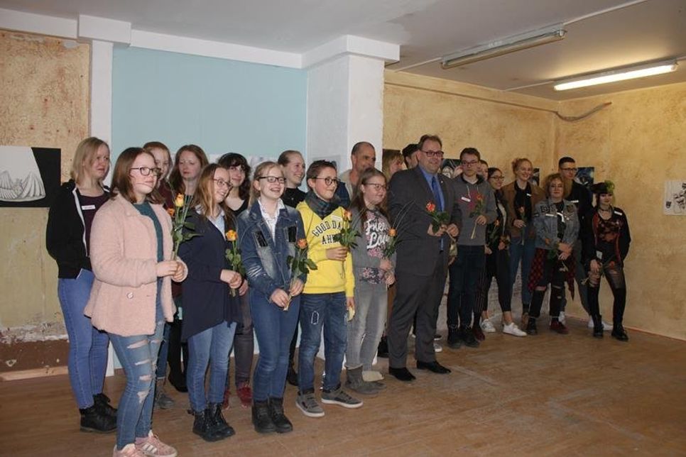 Die teilnehmenden Schüler mit KGN-Schulleiter Karsten Kilian und Bürgermeister Mirko Spieckermann (Mi.).